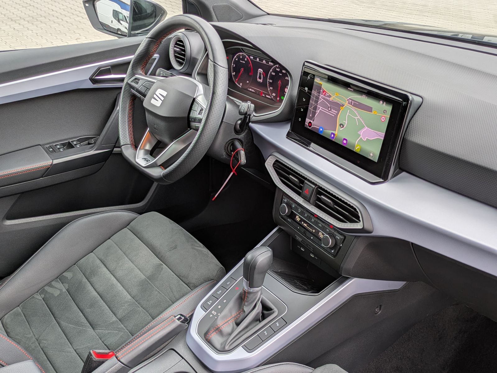 Fahrzeugabbildung SEAT Arona 1.0 TSI FR DSG AHK*ACC*LED*APP*DAB*KAMERA