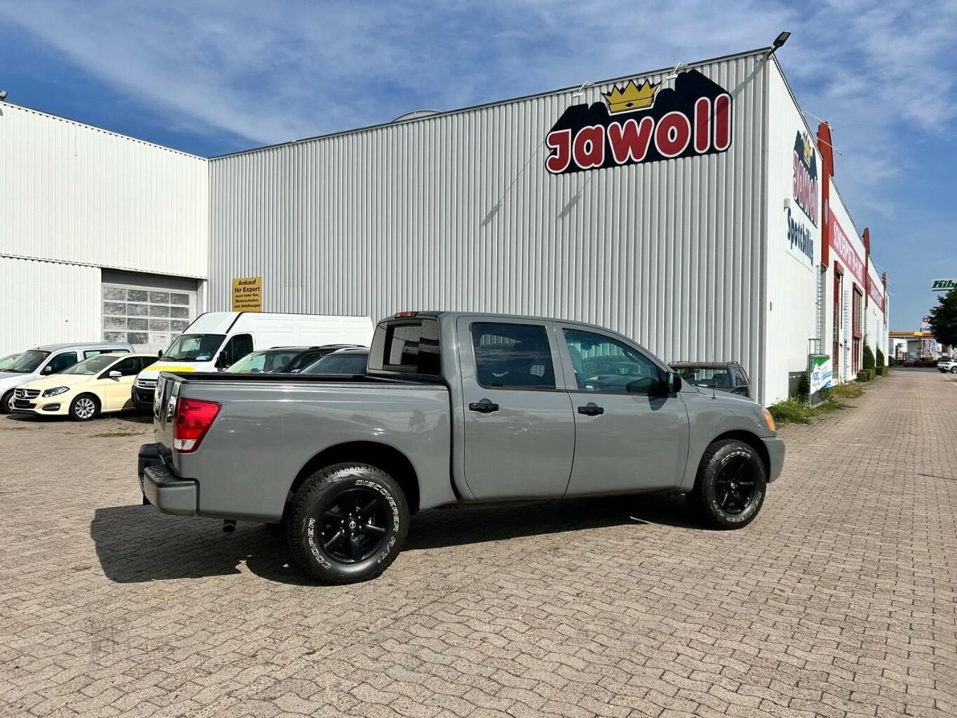 Nissan Titan 2011 — engine 5.552 cm³, 305 HP (224kW)