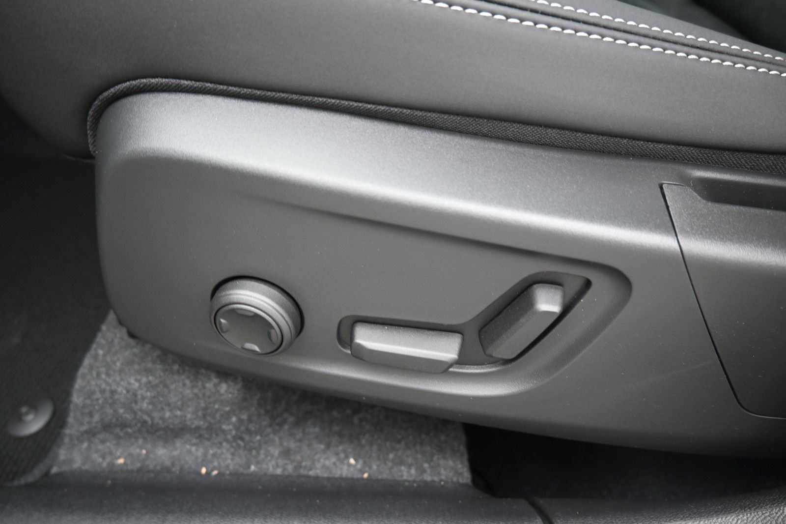 Fahrzeugabbildung Volvo XC40 B4 DKG Ultra Dark*FSHZG*PANO*360°*ACC