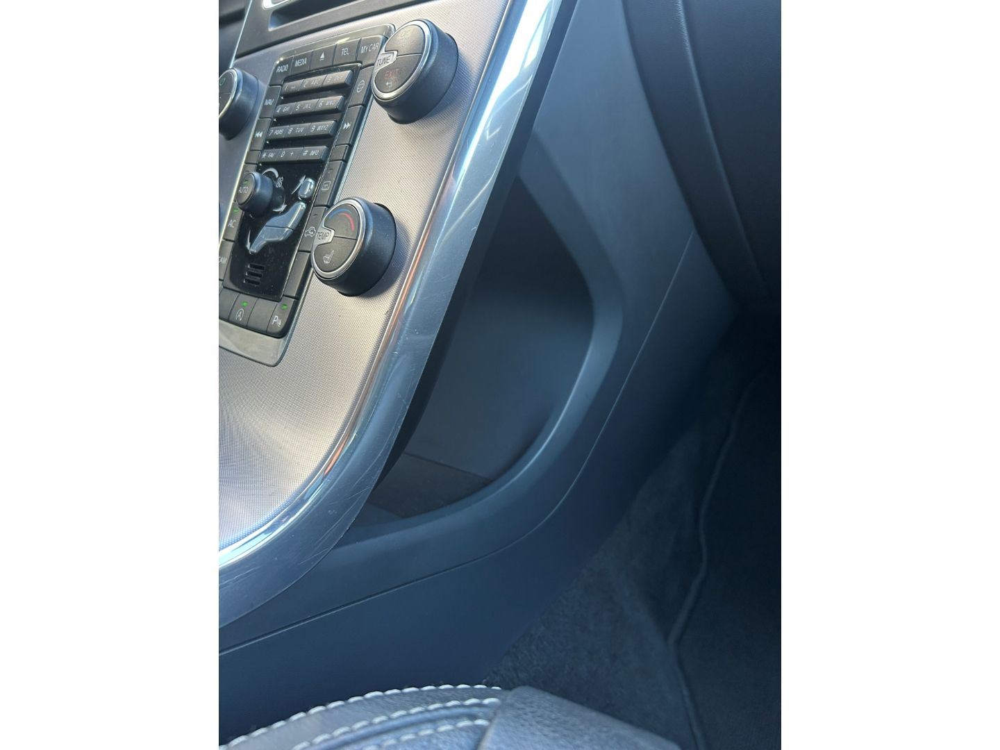 Fahrzeugabbildung Volvo V60 D3 Linje Svart Pano Leder digital SHZ H&R Ka