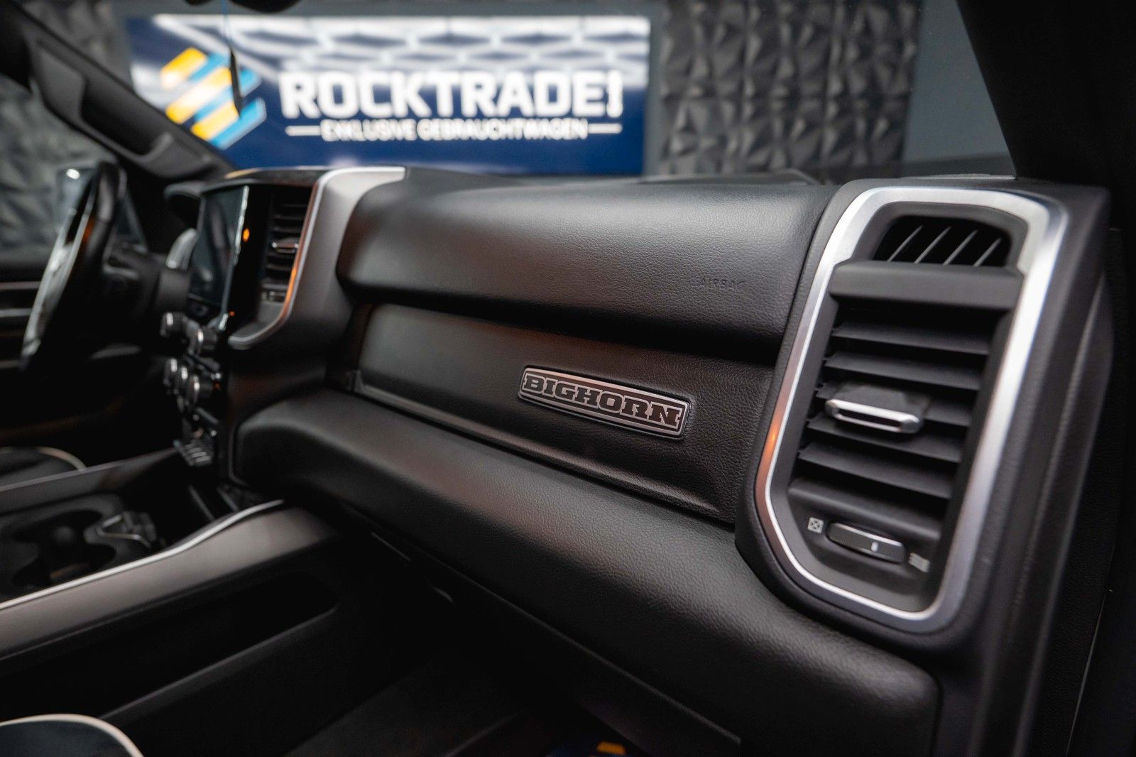 Fahrzeugabbildung Dodge RAM 5.7 V8 HEMI 4x4 OFFROAD Night-Paket *LED*19%