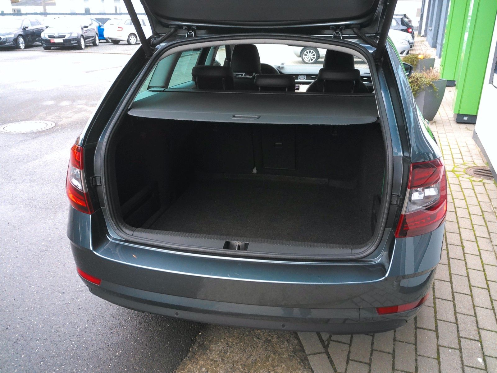 Fahrzeugabbildung SKODA Octavia Combi Pre Ed. 2.0 TDI LED DSG Navi Leder