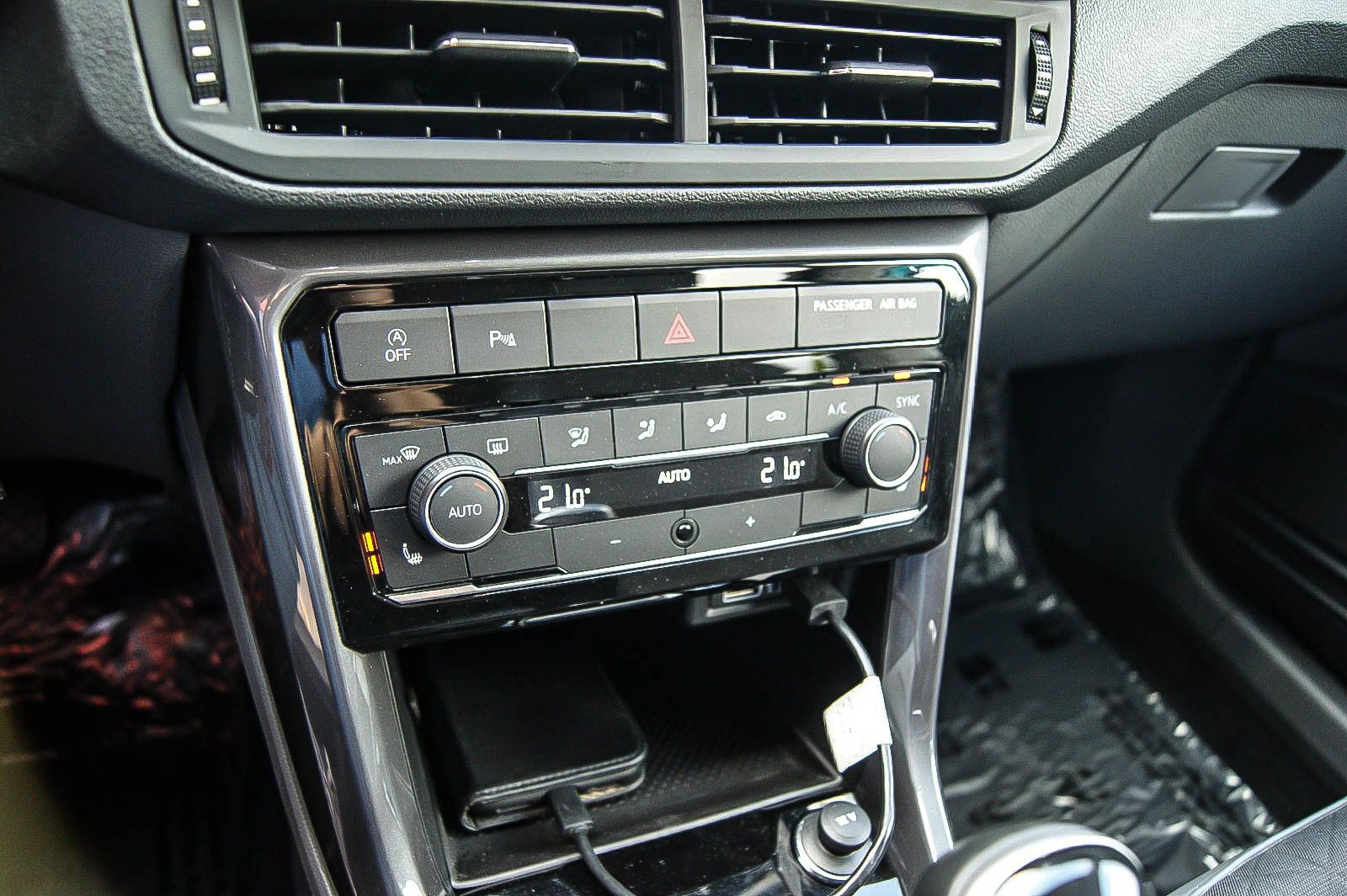 Fahrzeugabbildung Volkswagen T-Cross HIGHLINE 10TSI NAVI LED VIRTUAL CD 1HAND