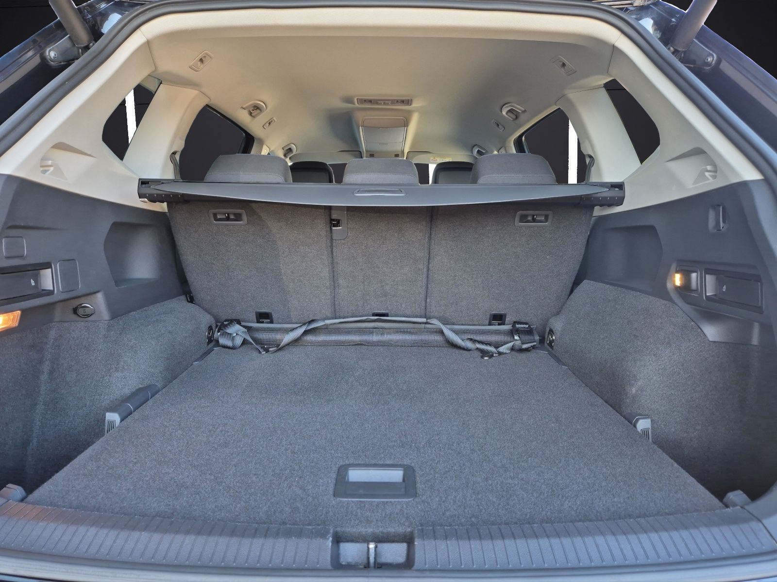 Fahrzeugabbildung Volkswagen Tiguan Allspace TSI United LED Navi ACC PDC SH L