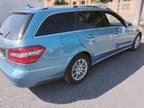 Mercedes-Benz E 250 CGI T BlueEFFICIENCY AVANTGARDE AVANTGARDE - Mercedes-Benz E 250: Blau