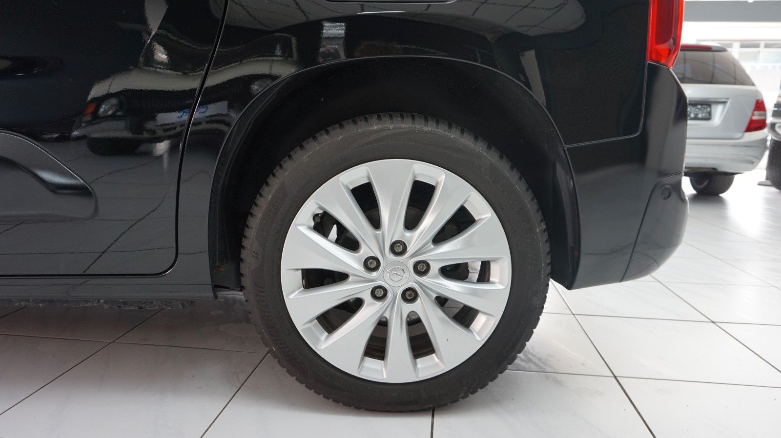 Fahrzeugabbildung Opel Life E Innovation 5,5 L. durch. Verbrauch