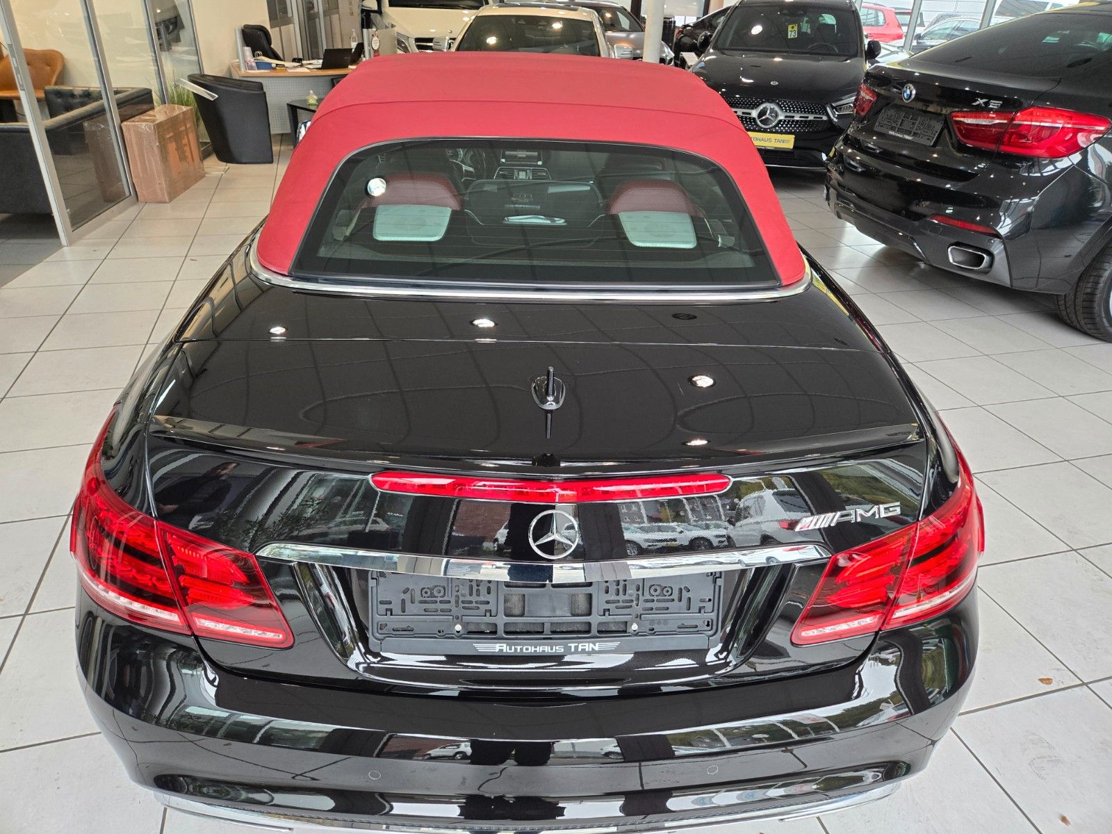 Fahrzeugabbildung Mercedes-Benz E 220 BlueEfficiency* AMG LINE * SCHWARZ / ROT *