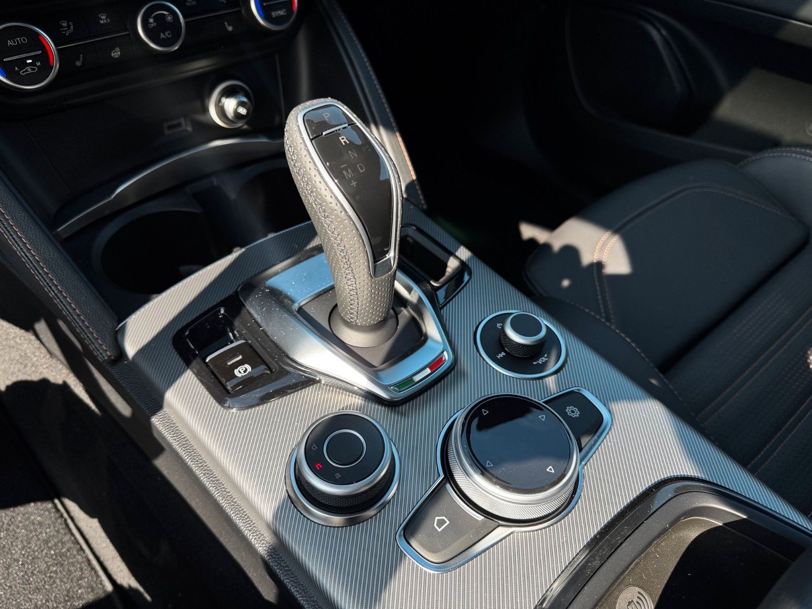 Fahrzeugabbildung Alfa Romeo Stelvio 2.0 Intensa Allrad 280PS Glasdach Navi