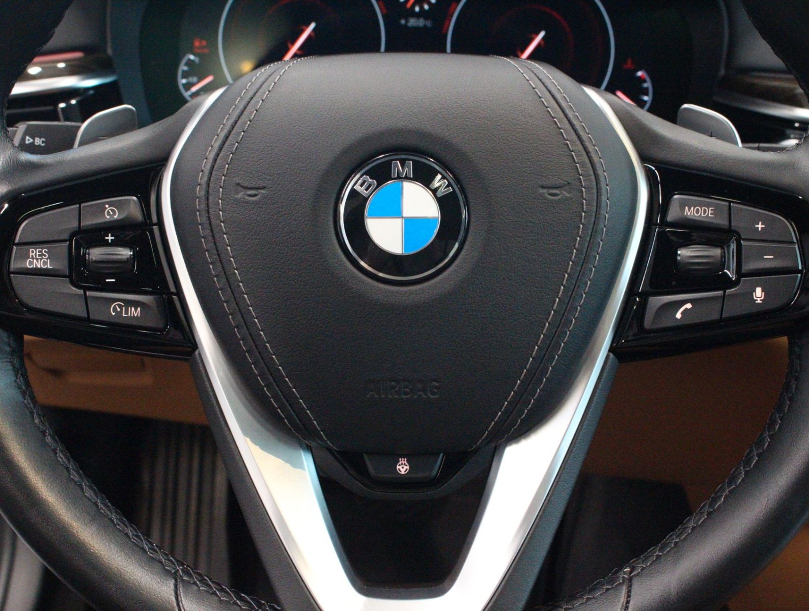 Fahrzeugabbildung BMW 520 d Touring Luxury Line 1. Hand*Pano*H&K*HUD