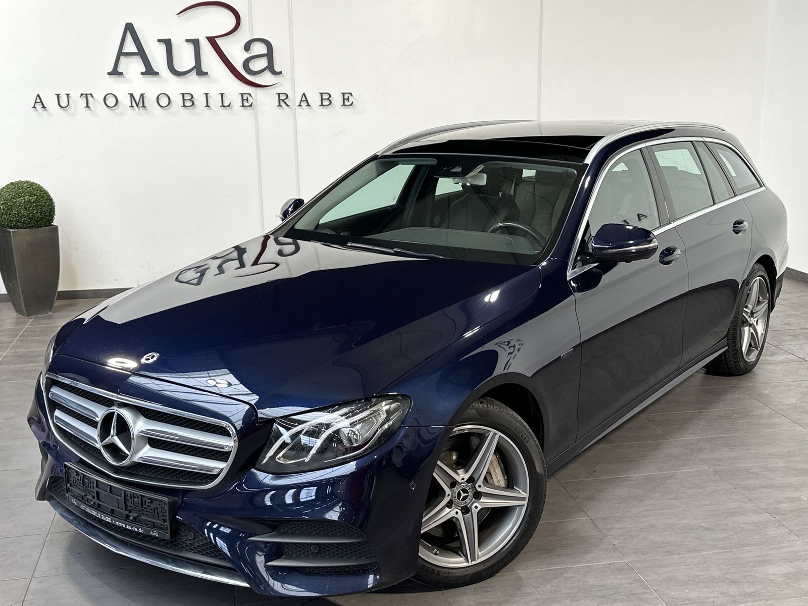 Fahrzeugabbildung Mercedes-Benz E 300de T AMG-Line NAV+LED+360°+PANORAMA+BURMEST