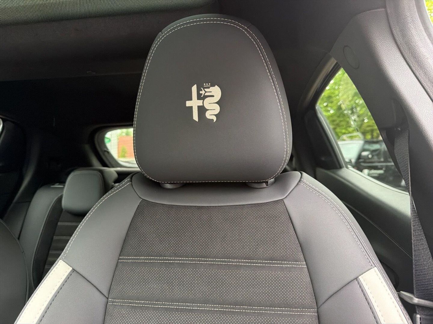 Fahrzeugabbildung Alfa Romeo Junior Elettrica Sport Speciale -Panorama-Wärmep