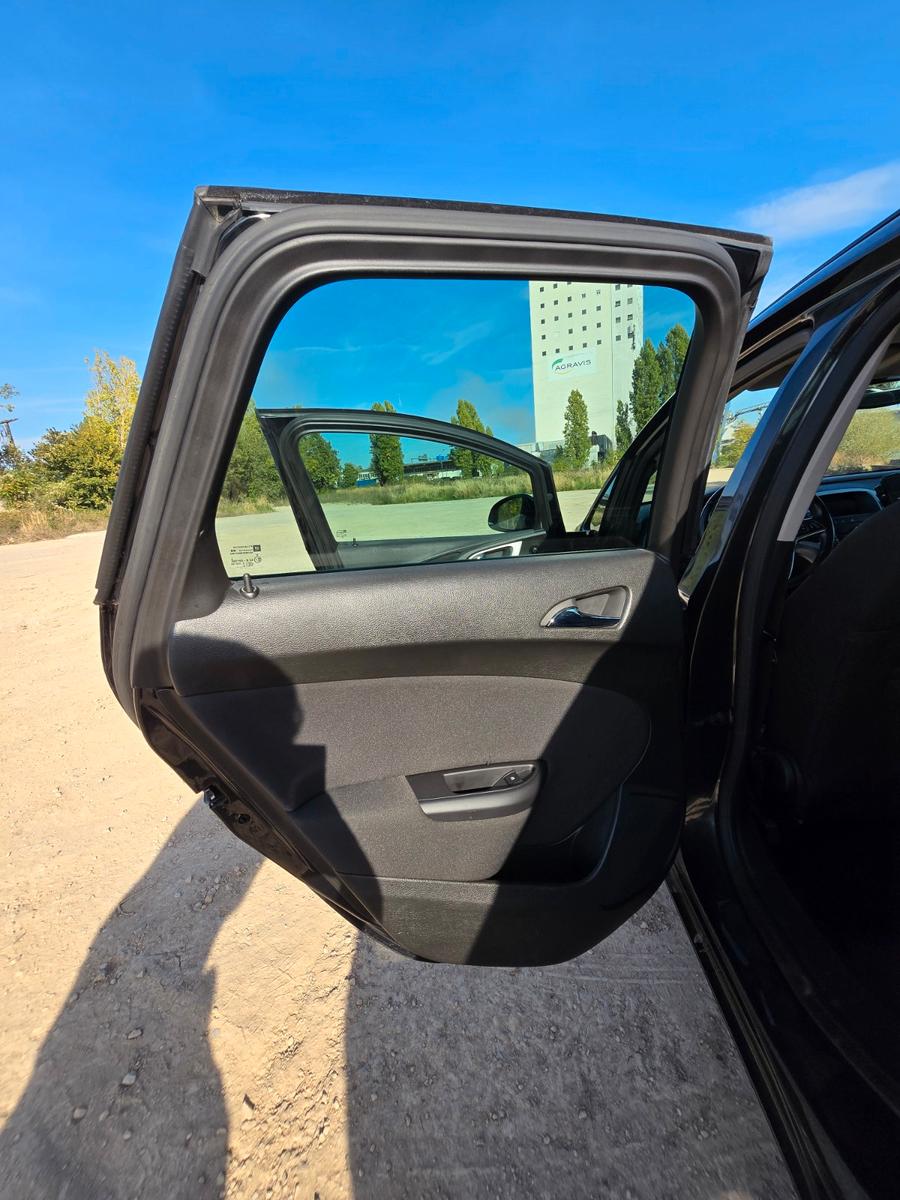 Opel Astra 2013 — photo 9