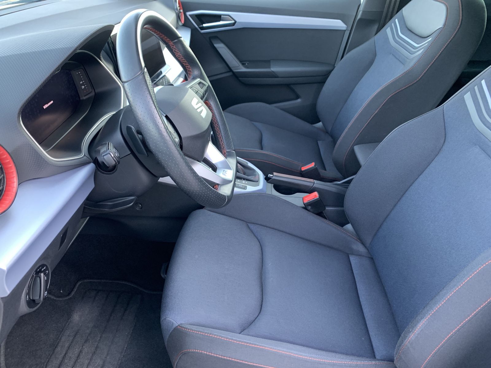 Fahrzeugabbildung SEAT Arona 1.5 TSI*FR*Beats*LED*AHK*Cam*ACC*