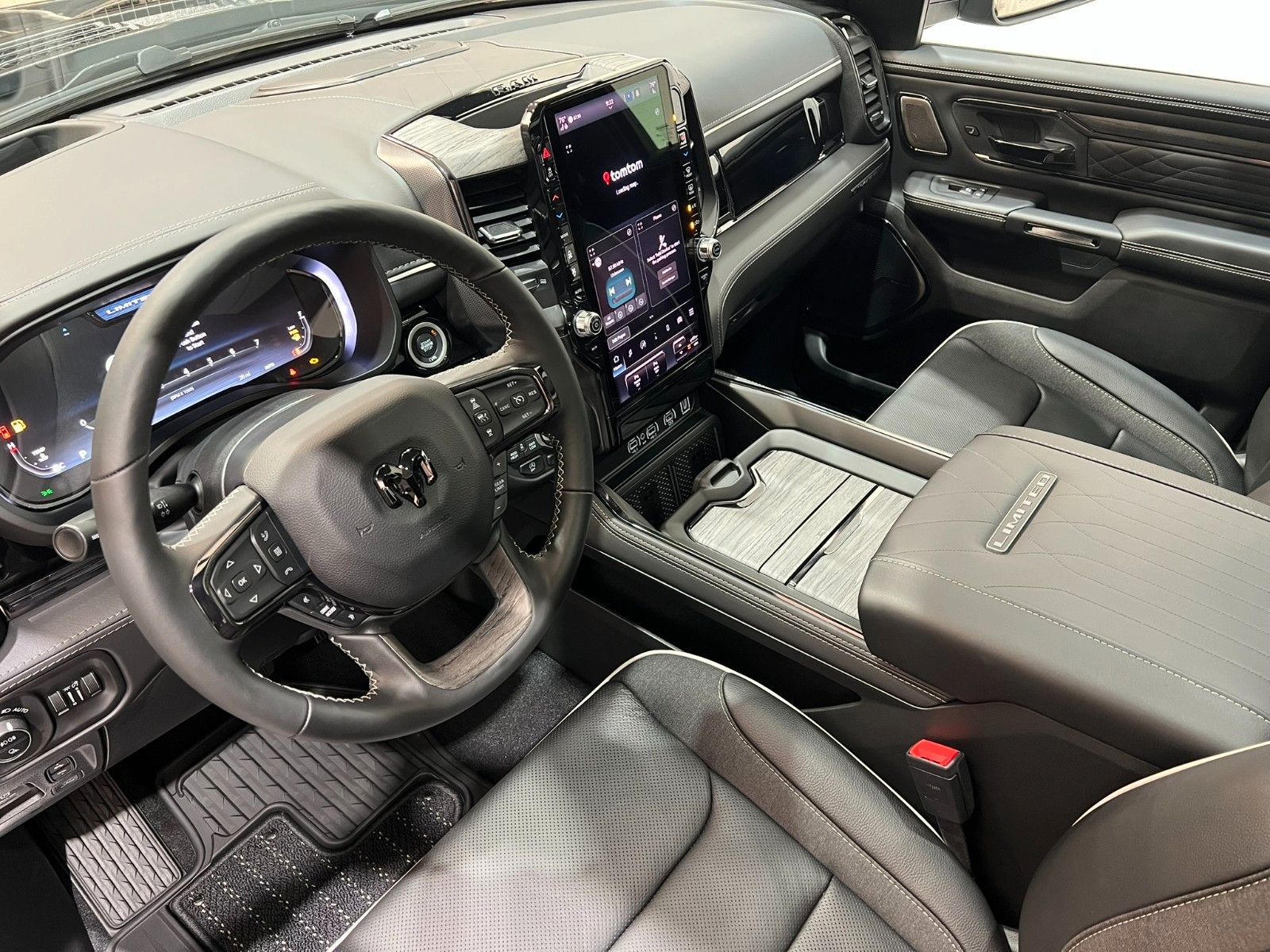 Fahrzeugabbildung Dodge RAM 1500 Limited Night  5,7L V8 HEMI / MFT