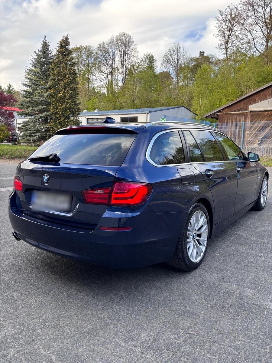BMW 520 2011 — rear view