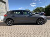 Ford Focus ST-Line Limo. Navi+Sitzhzg+Klimaaut - Ford Focus mit Benzin-Antrieb: Automatik