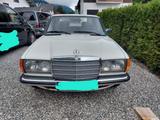 Mercedes-Benz E 230 - weiße Mercedes-Benz E 230