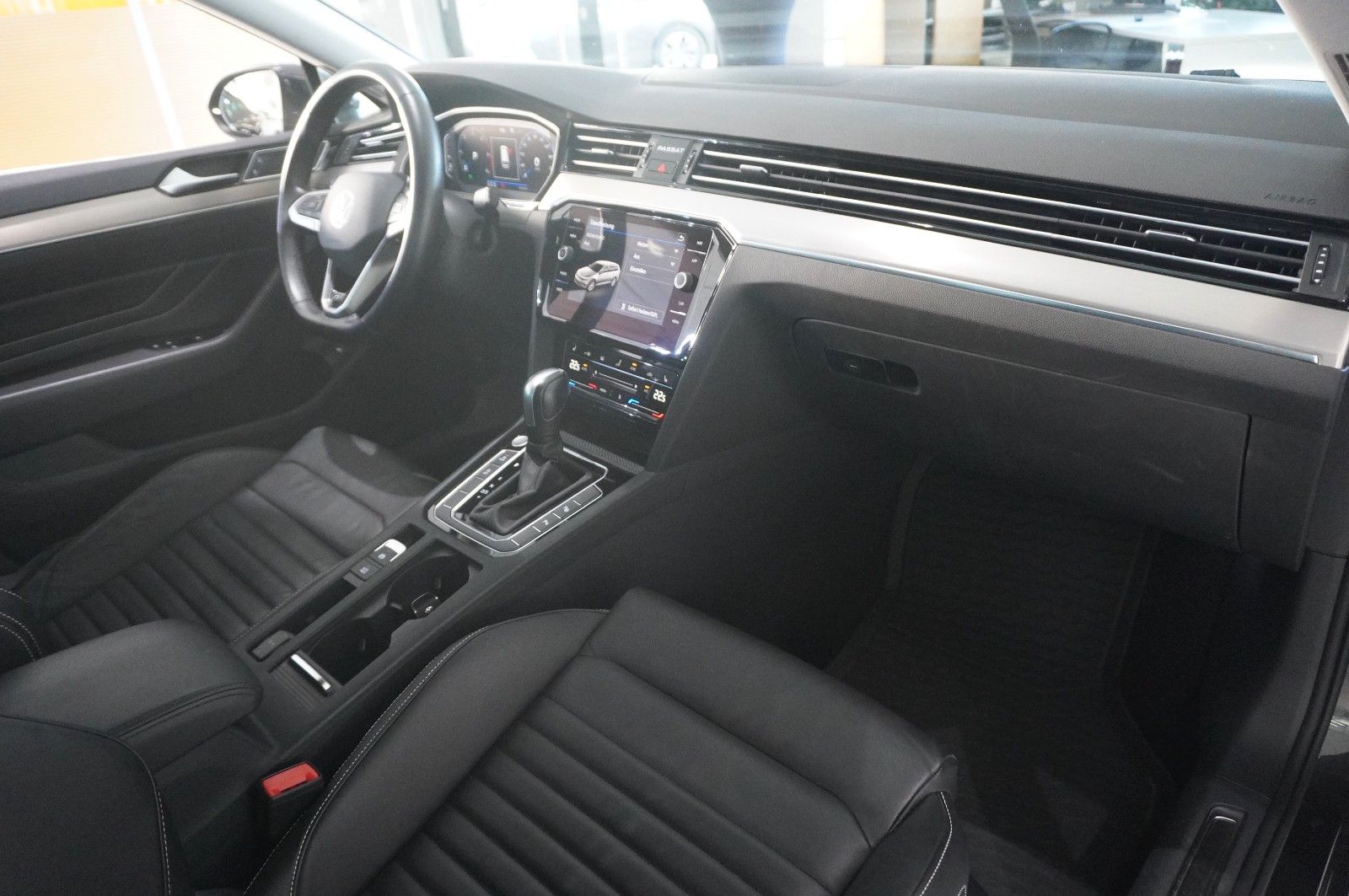 Fahrzeugabbildung Volkswagen Passat Vari. 2.0 TDI R-LINE 4M NAVI/KAMERA/AHK