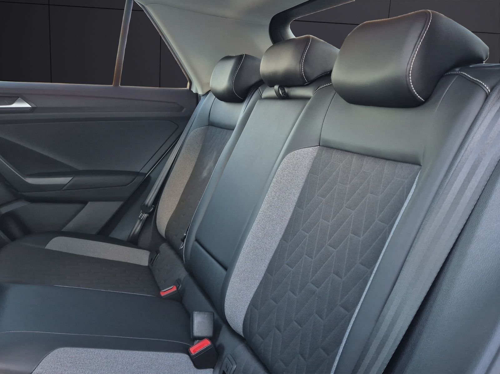 Fahrzeugabbildung Volkswagen T-Roc TSI Goal LED Navi AID ACC Park-Assist SH 1