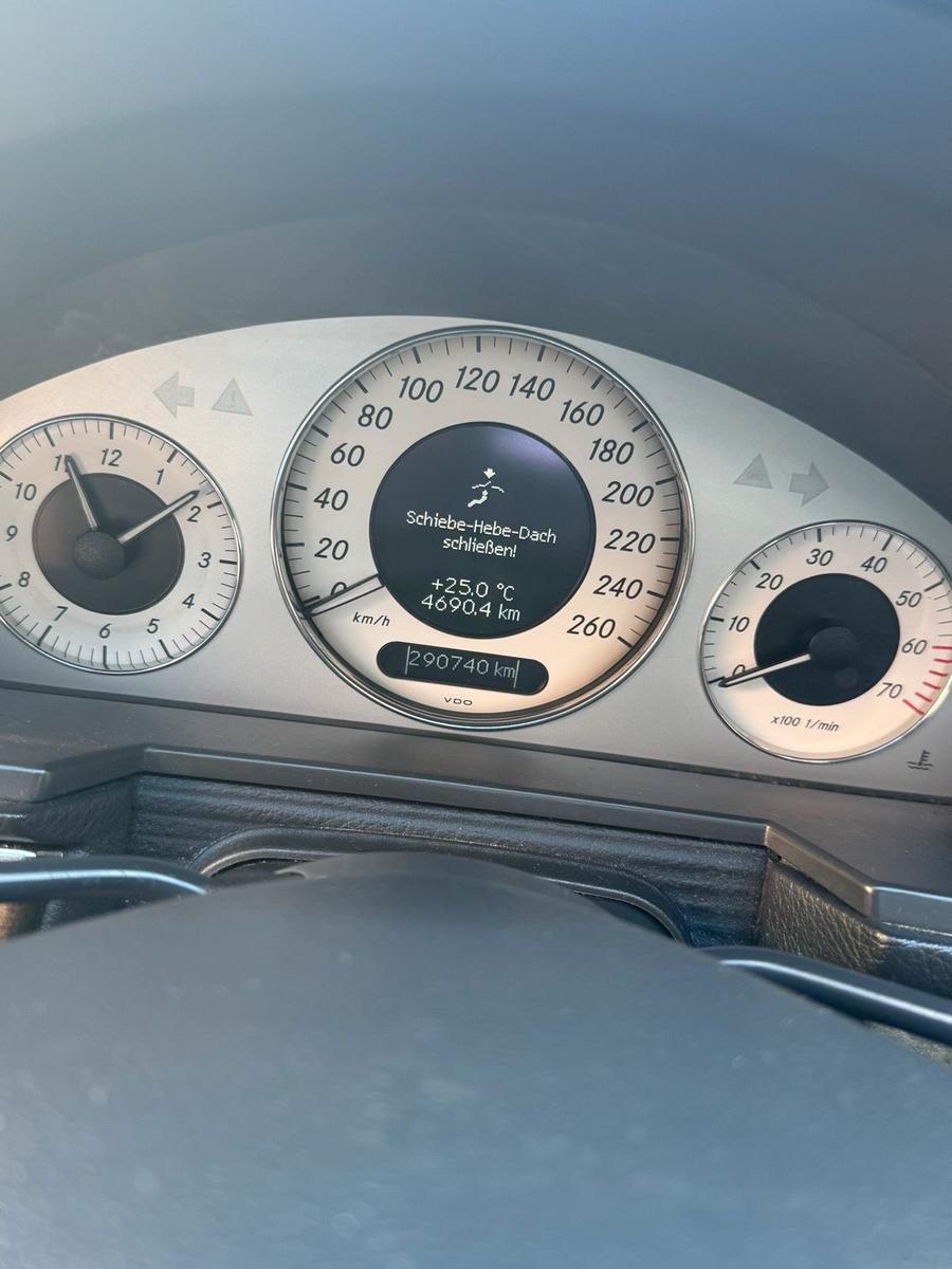 Mercedes-Benz E500 2005 — photo 13