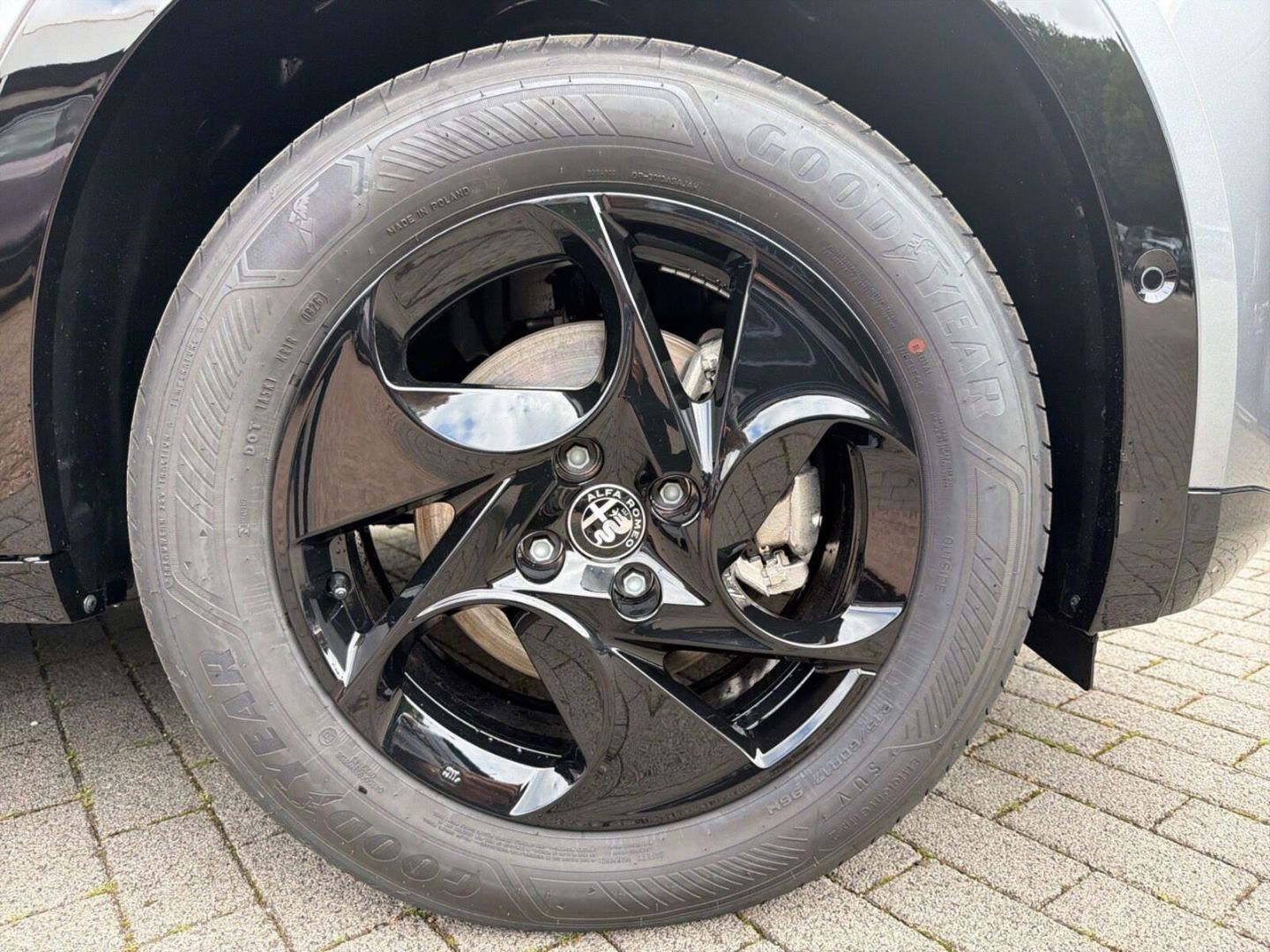 Fahrzeugabbildung Alfa Romeo Junior Ibrida TI 1,2 VGT 107kW MY26-Panoramadach