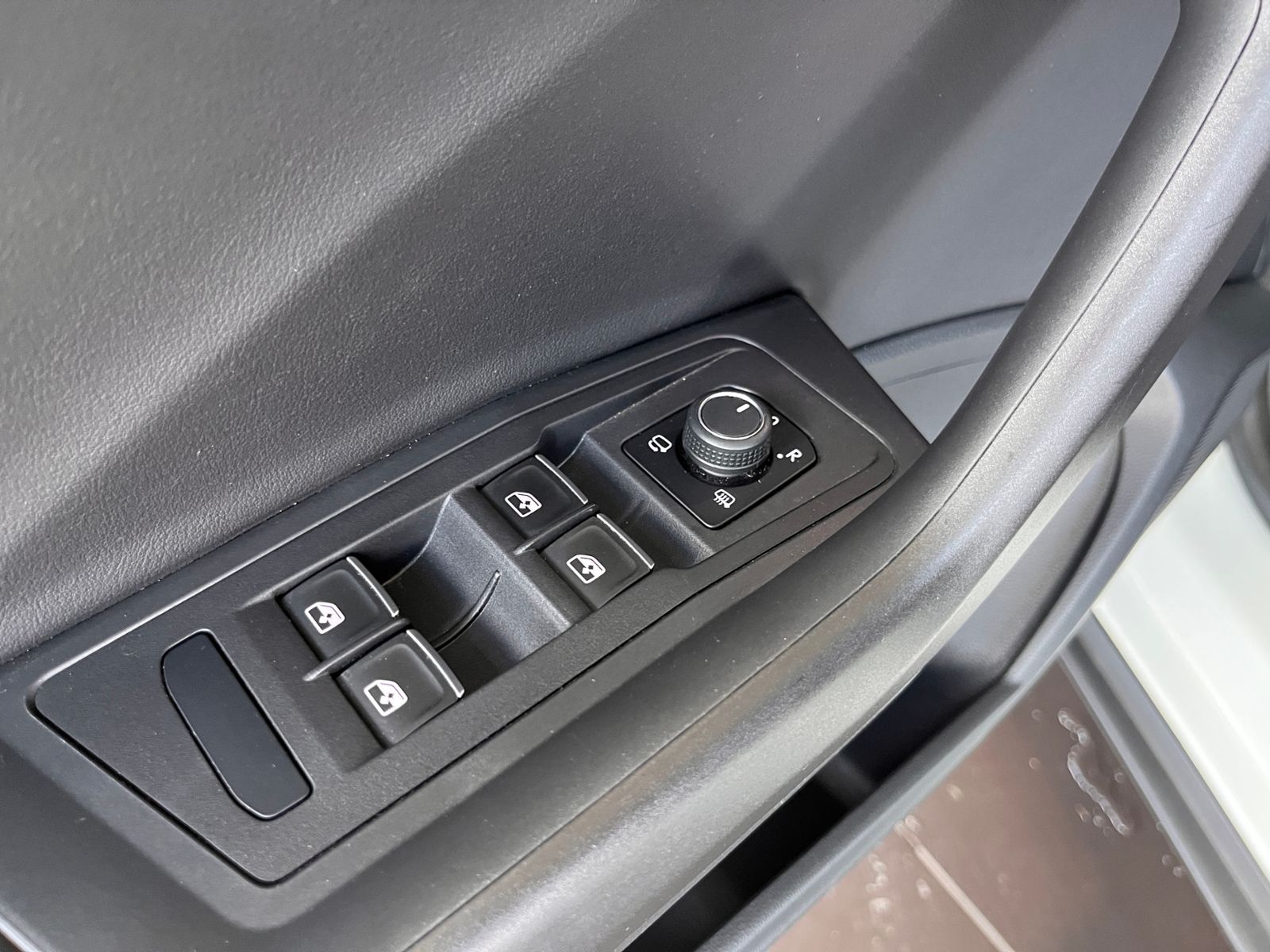 Fahrzeugabbildung Volkswagen T-Roc Cabriolet R-Line AHK LED NAVI ALU