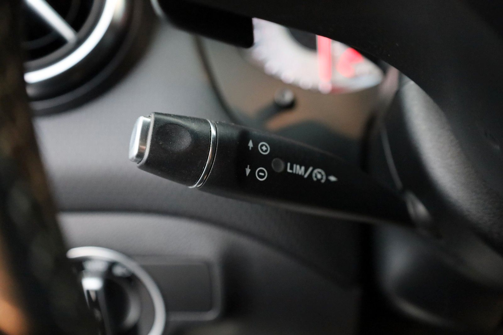 Fahrzeugabbildung Mercedes-Benz A 180 Urban T.Leder,Navi,Xenon,Panorama,SH,PDC