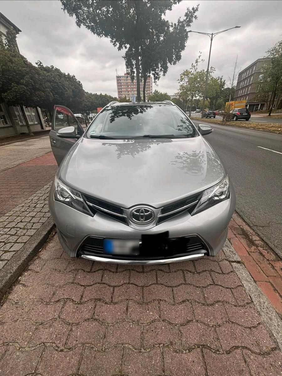 Toyota Auris 2015 — rear view