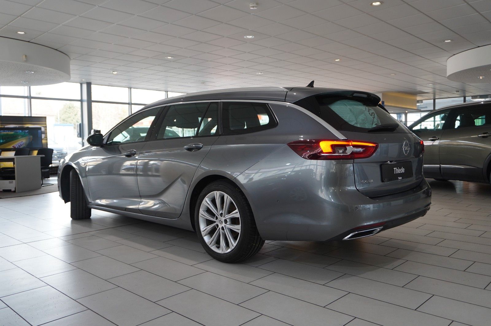 Fahrzeugabbildung Opel Insignia B ST 2.0D ELEGANCE NAVI/SH/KAMERA/SPORT