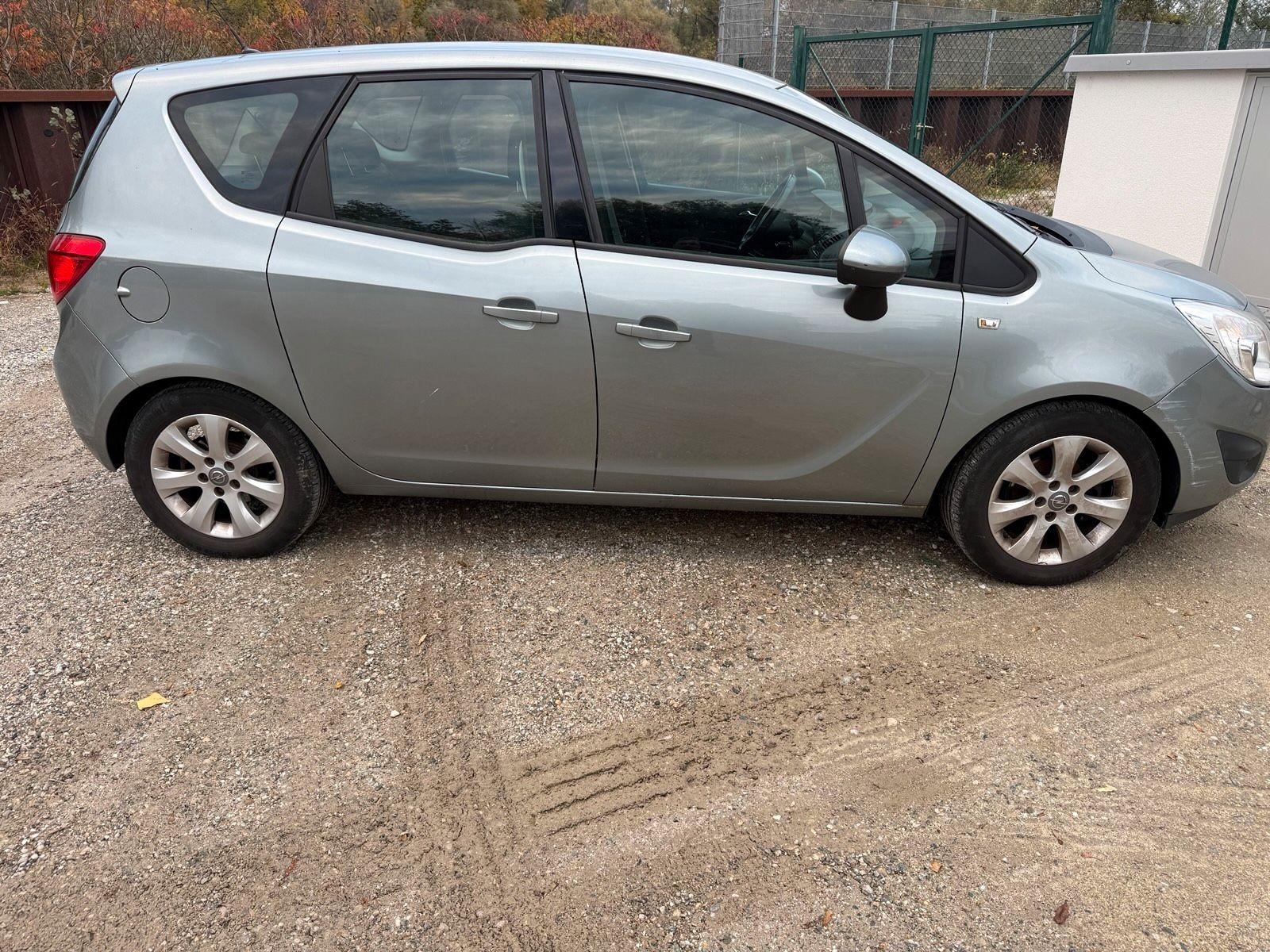 Opel Meriva 2011 — interior