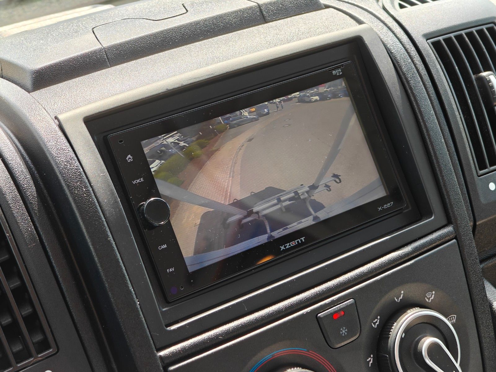 Fahrzeugabbildung Carado T-447 Clever+ Edition - SAT, TV, A/T, Hubbett -
