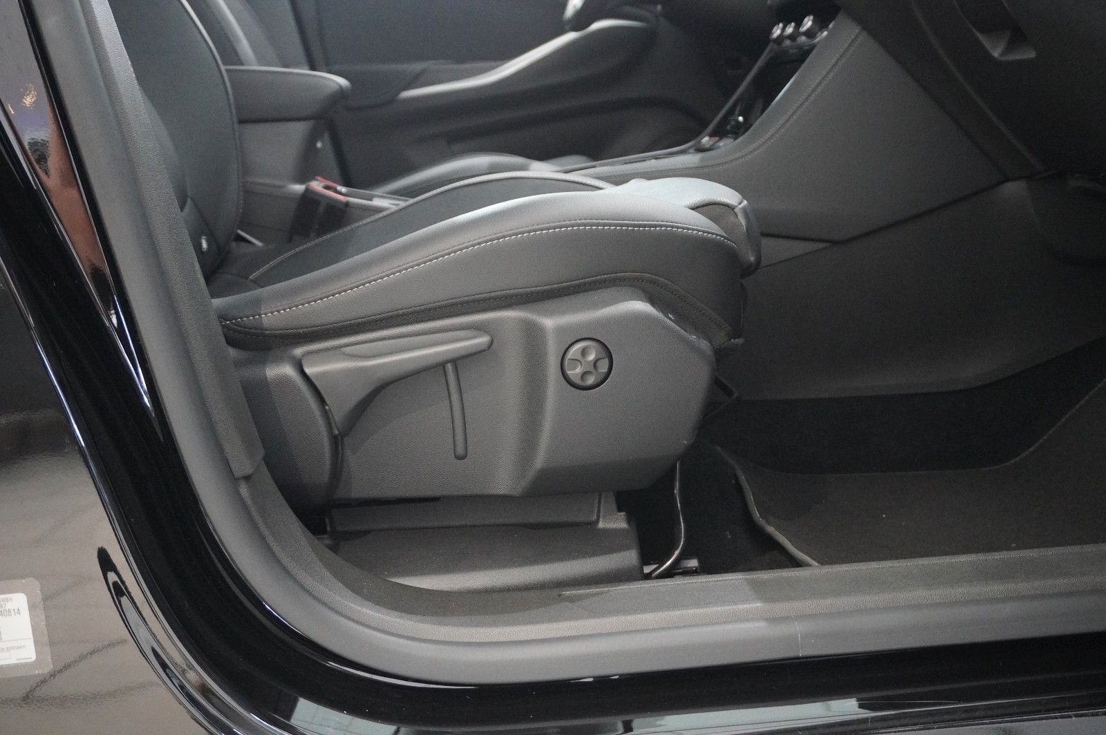 Fahrzeugabbildung Opel Grandland (X) 1.6T GSe HYBRID 4X4 NAVI/LED/SPORT