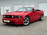 Ford Mustang GT 4.6L V8 Schaltgetriebe Cabrio Rot-Rot - Ford Mustang aus 2006: Cabrio
