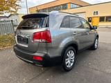 Kia Sorento Spirit 4WD Automatik SHZ Rückfahr.AHK - silberne Kia Sorento