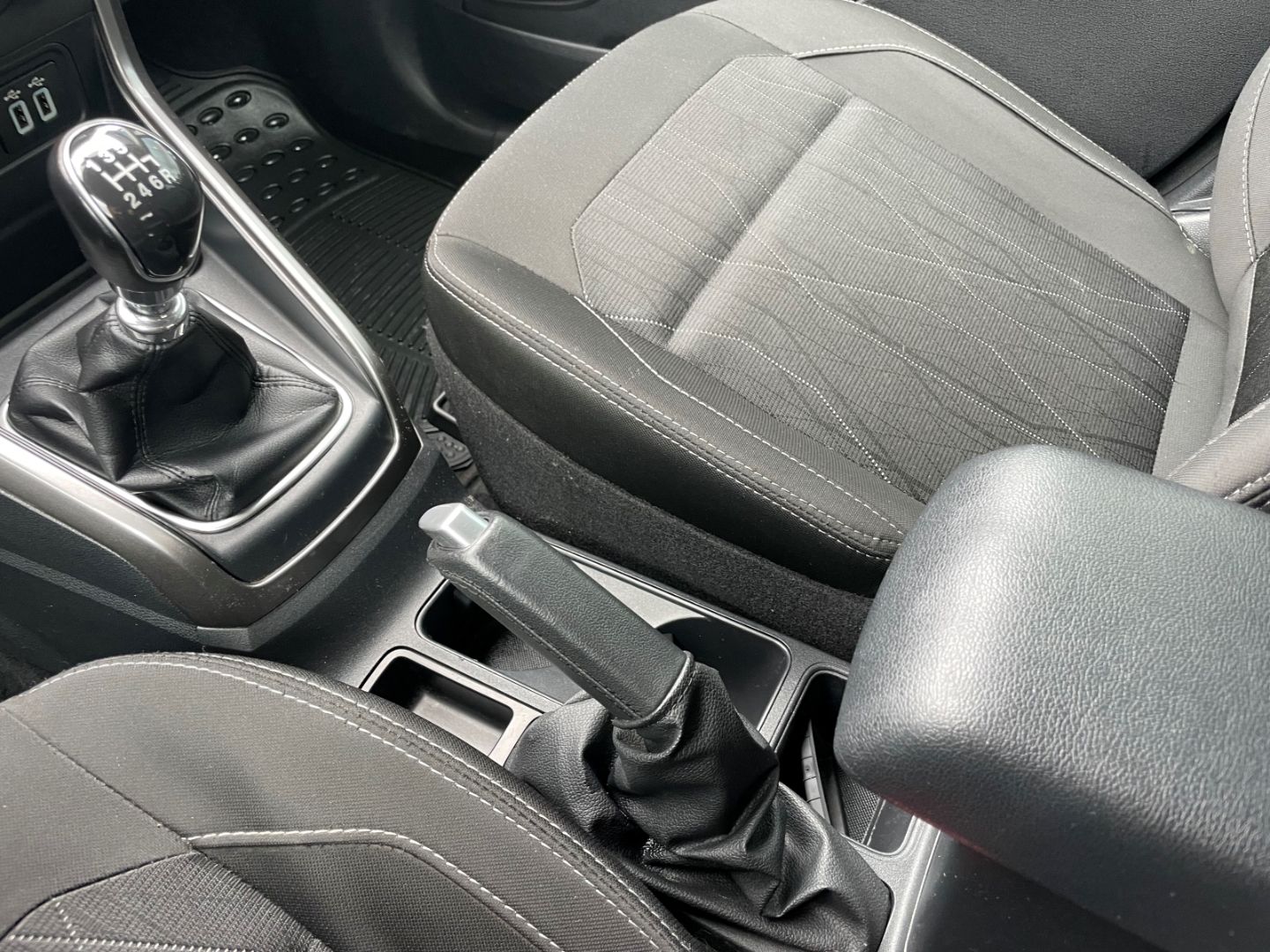 Fahrzeugabbildung Ford EcoSport C&C Klimaanlage Navi PDC SHZ heizb WSS