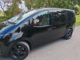 Hyundai STARIA 2.2 CRDi Signature 7-Sitzer Auto 2WD ... - schwarze Hyundai STARIA