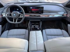 Fahrzeugabbildung BMW i7 xDrive M70 THEATRE EXECUTIVE LOUNGE B&W SKY