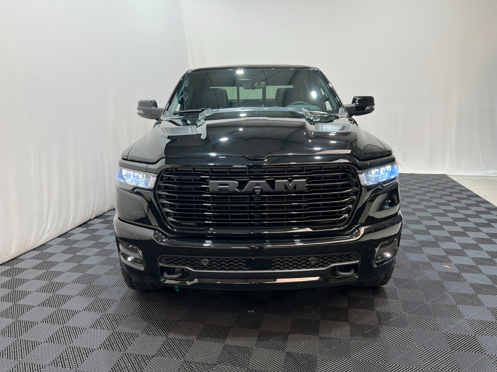 Fahrzeugabbildung Dodge RAM 1500 Laramie Night Premium RTR Umbau