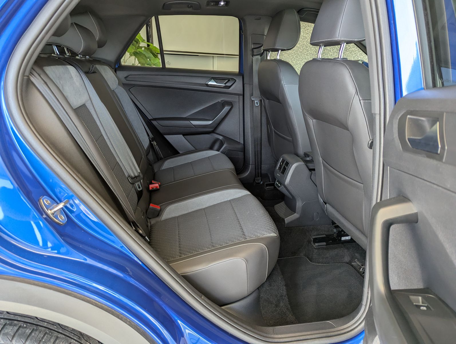 Fahrzeugabbildung Volkswagen T-Roc 1.5 TSI DSG 2x R-Line Sport Pano AID LED