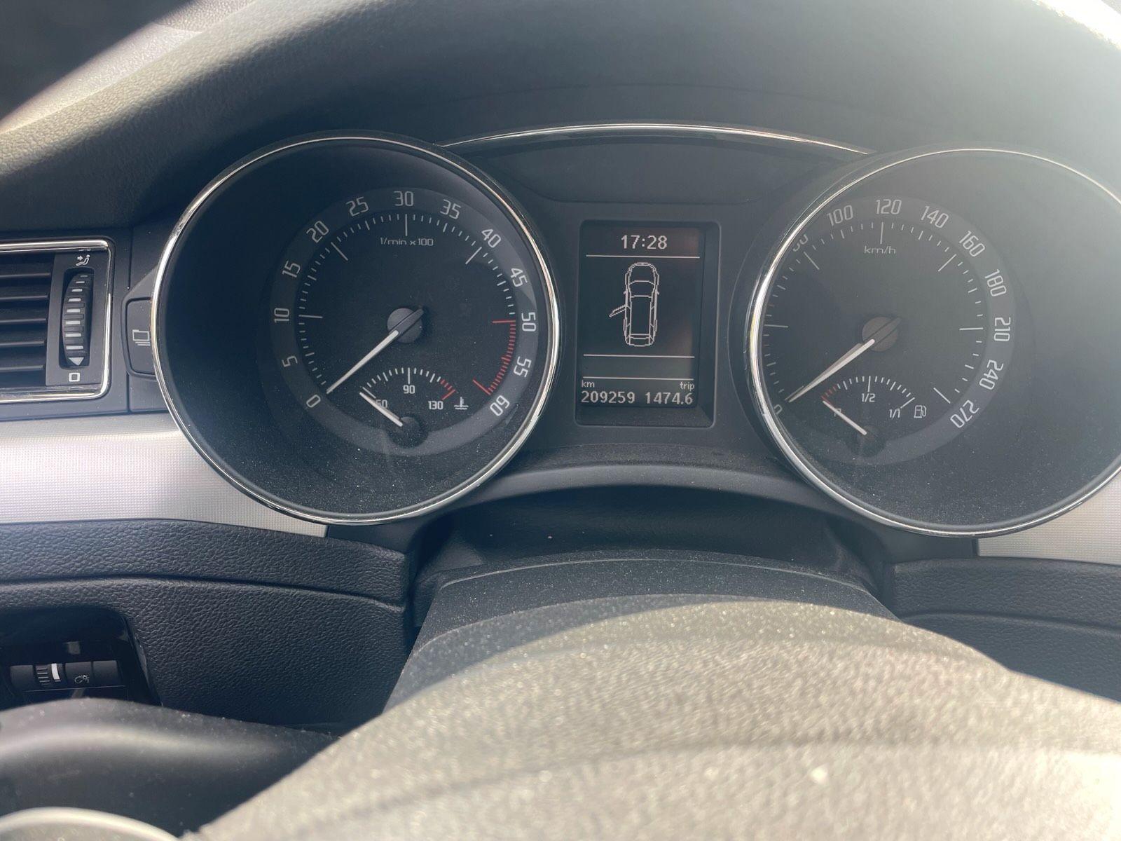 Skoda Superb 2012 — photo 8