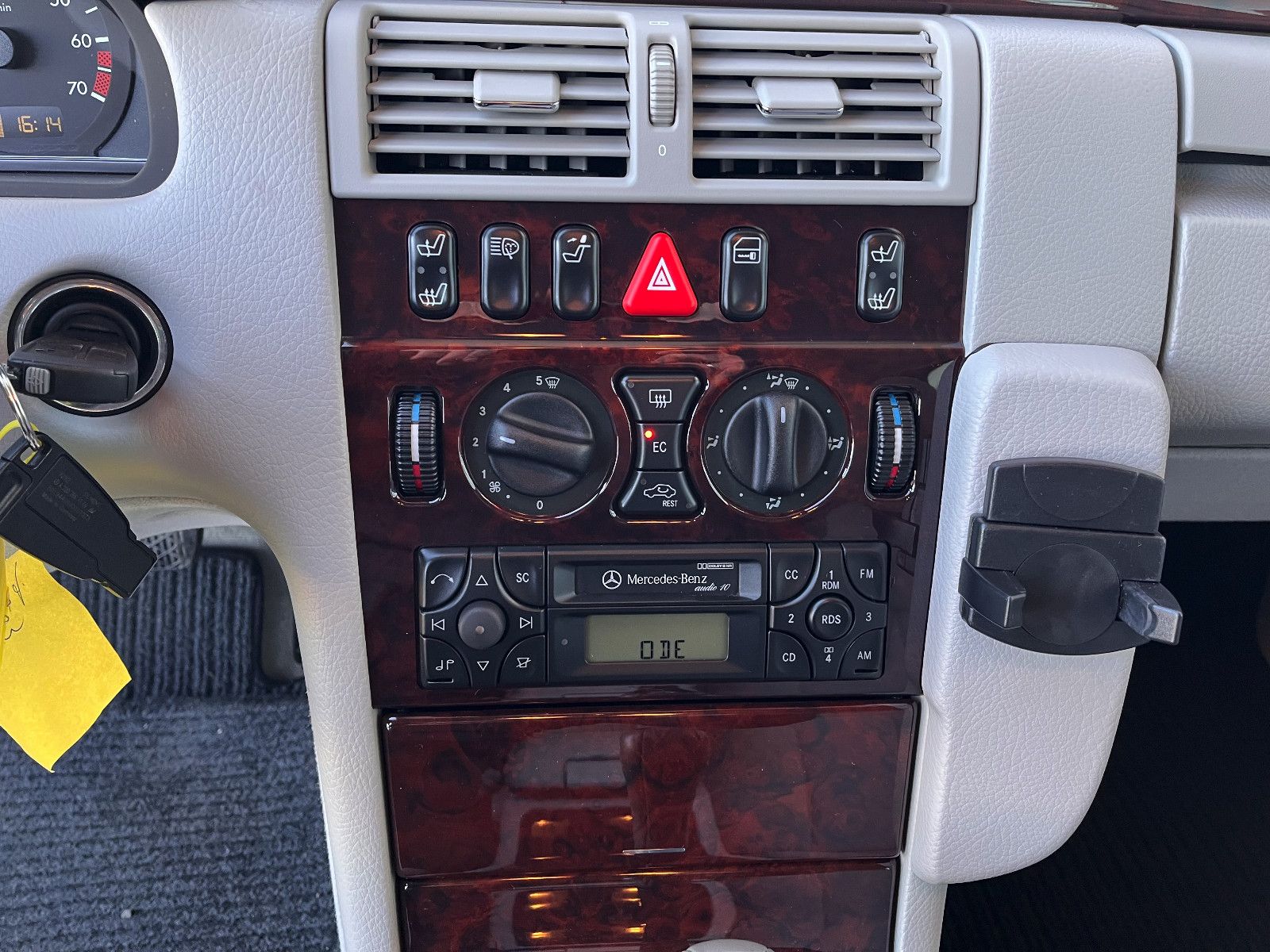 Fahrzeugabbildung Mercedes-Benz E 240 ELEGANCE