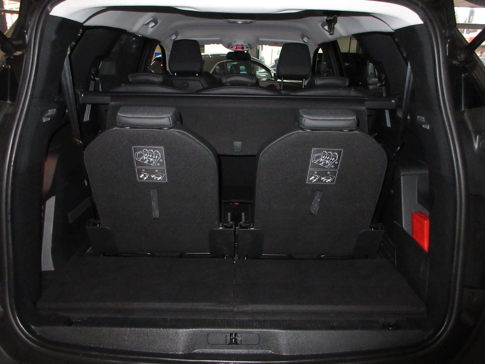 Fahrzeugabbildung Peugeot 5008 Allure Pack 1.5D LED/NAVI/AHK/PDC/R´CAM