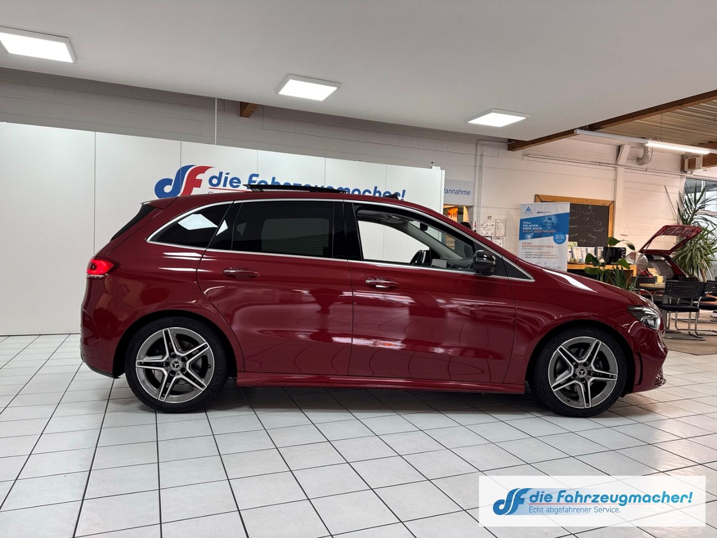 Fahrzeugabbildung Mercedes-Benz B 200 Sportpaket AHK-klappbar El. Panodach Navi