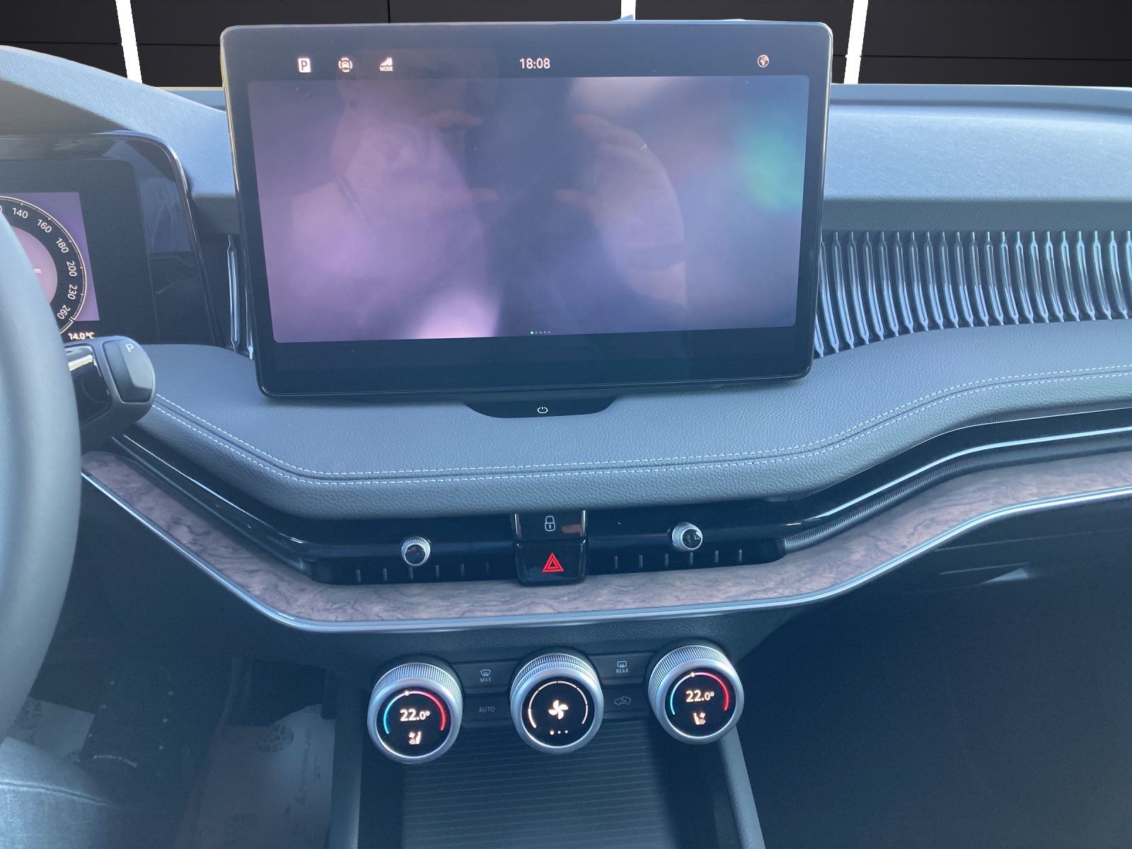 Fahrzeugabbildung SKODA Superb Combi 2.0 TDI L&K, DSG, AZV, Matrix, Navi