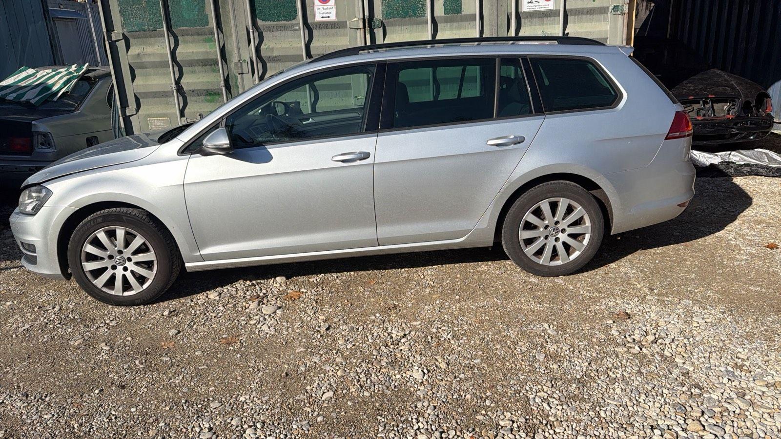 Volkswagen Golf 2015 — салон