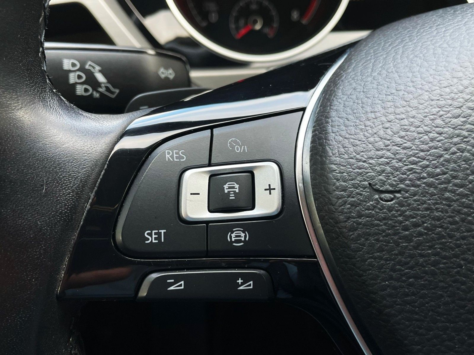 Fahrzeugabbildung Volkswagen Touran 1.5 TSI DSG  NAVI ACC 7-SITZE GANZJ. RFN.