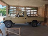 Toyota Land Cruiser 4,5 fzj 75  Militärversion - Toyota Land Cruiser mit Benzin-Antrieb