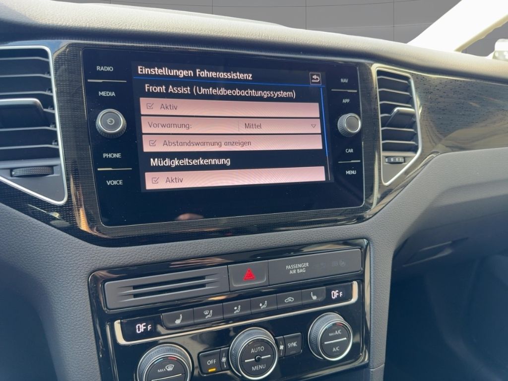 Fahrzeugabbildung Volkswagen Golf Sportsvan Highline  AHK SCHWENKB. NAVI  RÜC