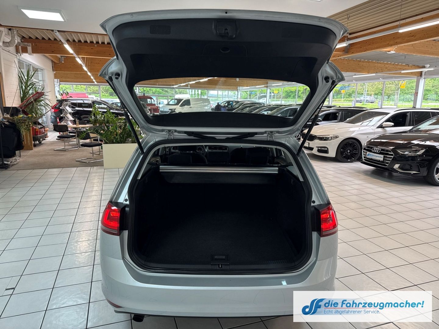 Fahrzeugabbildung Volkswagen Golf VII Variant Trendline BlueMotion 1.6 TDI