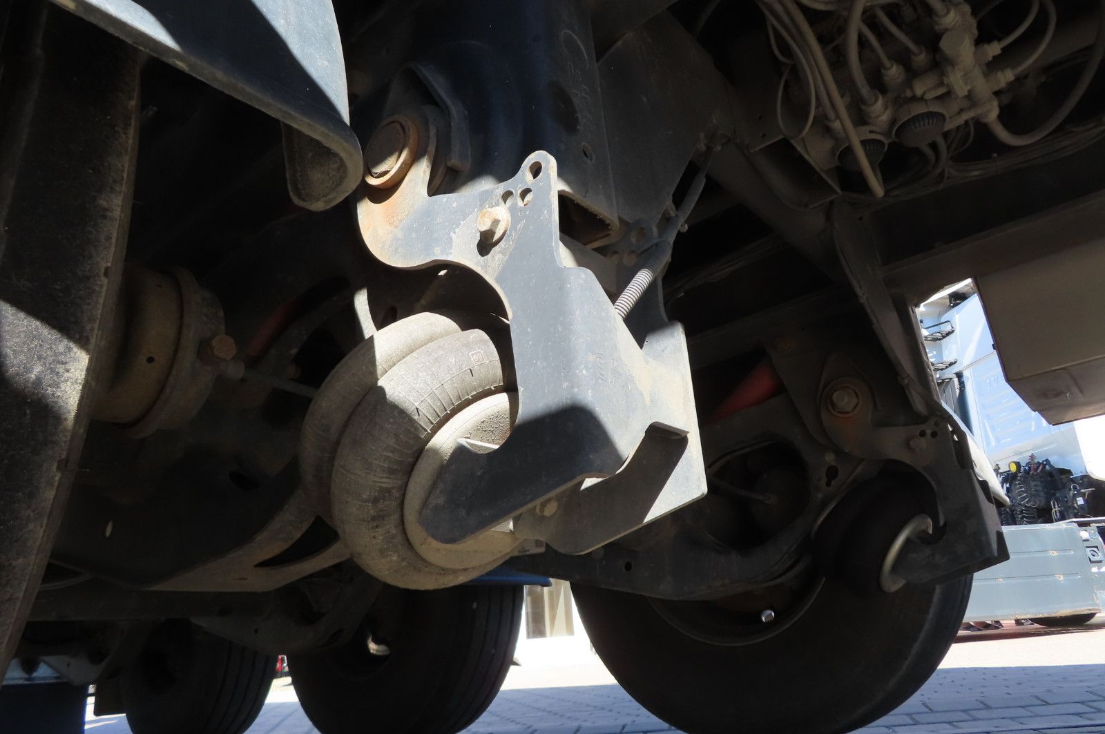 Fahrzeugabbildung Andere Wiese Baustoffauflieger - Heckkran Kran Fassi